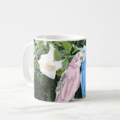 Roze en blauwe draaistellen tegen witte hoektrompe koffiemok (Voorkant links)