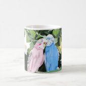 Roze en blauwe draaistellen tegen witte hoektrompe koffiemok (Center)