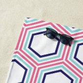 Roze en blauwe geometrische patronen en monogram strandlaken (In situ)