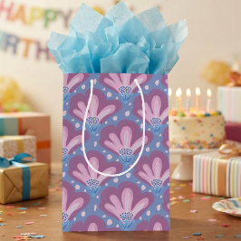 Roze en blauwe geschilderde bloemen met stippen medium cadeauzakje