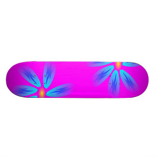 Roze en blauwe kartonnen karton skateboard