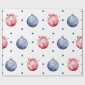 Roze en blauwe kerstversieringen op wit cadeaupapier (Vlak)
