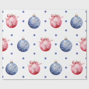Roze en blauwe kerstversieringen op wit cadeaupapier