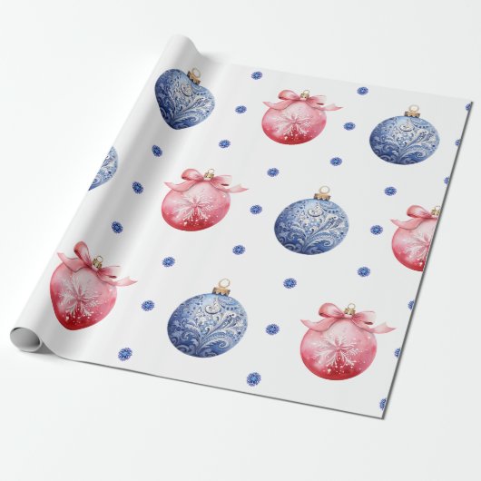 Roze en blauwe kerstversieringen op wit cadeaupapier (Uitgerold)