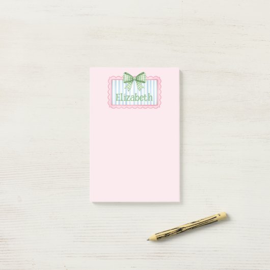 Roze en blauwe lijst met groene geruite strik post-it® notes (Op bureau)