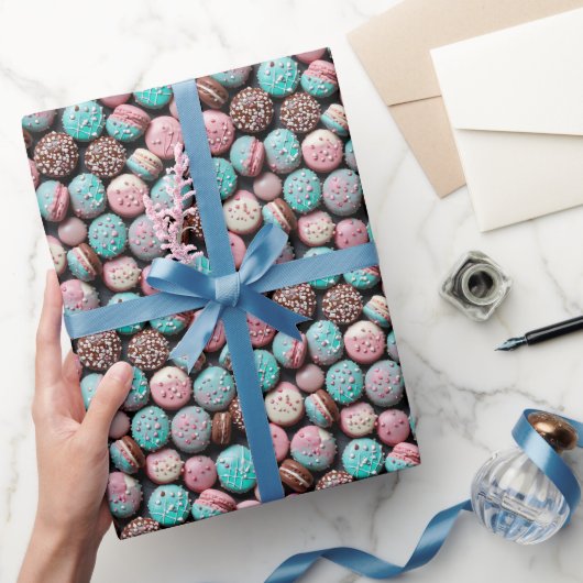 Roze en blauwe macaron verjaardag cadeaupapier (Geschenken)