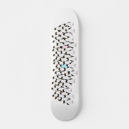 Roze en blauwe pinguïns die elkaars hand vasthoude persoonlijk skateboard (Voorkant)