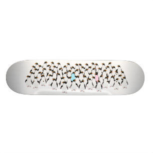 Roze en blauwe pinguïns die elkaars hand vasthoude persoonlijk skateboard