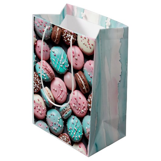 Roze en Blauwgroen Macaron Verjaardag Medium Cadeauzakje (Achterkant Gekanteld)