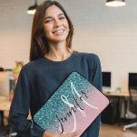 Roze en Blauwgroen Ombre Glitter Monogrammed Laptop Sleeve<br><div class="desc">Creëer uw eigen lichtroze ombre en blauwgroen glitter bokeh sparkle foto (faux glitter texture) met een modern elegant monogrammed tekstontwerp. Pas de kleuren, stijlen en formaten van het zwart-wit gepersonaliseerde monogram lettertype aan. Als u de bewegingselementen van het enkelvoudige Letter-monogram wilt verplaatsen door de Ctrl-toets omlaag te houden wanneer u...</div>