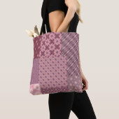 Roze en Bourgondische patchwork patroon Tote Bag (Dichtbij)