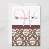 Roze en bruin Damask Monogram Wedding Uitnodiging (Voorkant)