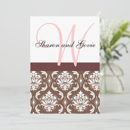 Roze en bruin Damask Monogram Wedding Uitnodiging (Staand voorkant)