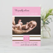 Roze en Bruin Monogram Meisje Baby Aankondiging (Staand voorkant)