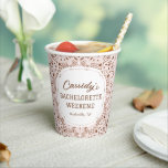 Roze en Bruin Western vrijgezellenfeest Papieren Bekers<br><div class="desc">Personaliseer deze blush roze en bruine cowgirl bandana papieren bekers met de bruid om zijn naam en andere tekst zoals de naam van het evenement, locatie of datum. Versier de bar, snacktafel en meer en start het vrijgezellenfeest met alle details gepersonaliseerd en perfect voor de 'gram. De klassieker western geïnspireerde...</div>