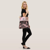 Roze en bruine Camo Shimmery Chic-Canvas tas (Op model)