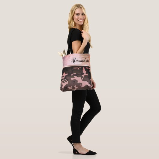 Roze en bruine Camo Shimmery Chic-Canvas tas (Op model)