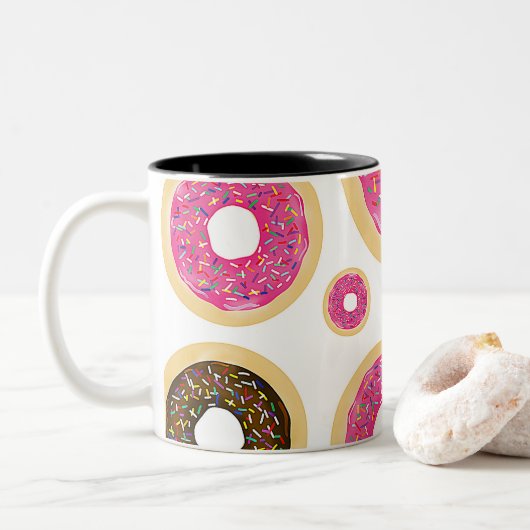 Roze en bruine sprinkhanen donuts Modern Fun Cute Tweekleurige Koffiemok (Met donut)