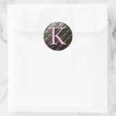 Roze en chocolade Monogram K Boormerken Ronde Sticker (Tas)