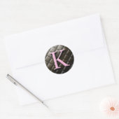 Roze en chocolade Monogram K Boormerken Ronde Sticker (Envelop)