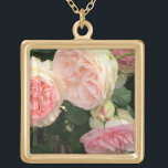 Roze en Cream-Rozen Goud Vergulden Ketting<br><div class="desc">Een mooie afstelling van roze en roomkleurige rozen met lichtgroene bladeren. Voeg een naam toe om te personaliseren indien dit gewenst is.</div>