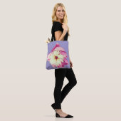 Roze en crème bloemen tote bag (Op model)