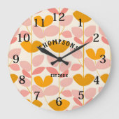 Roze en Geel Bladontwerp Modern Monogram Grote Klok (Voorkant)