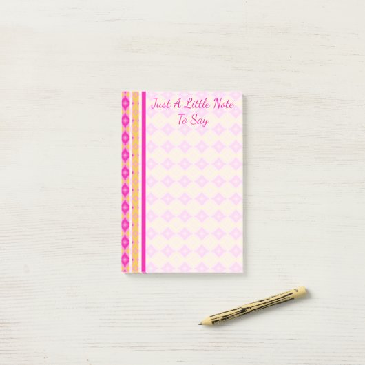 Roze en geel geschilderde diamanten post-it® notes (Op bureau)