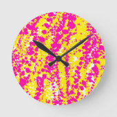 Roze en geel spatpatroon ronde klok (Voorkant)