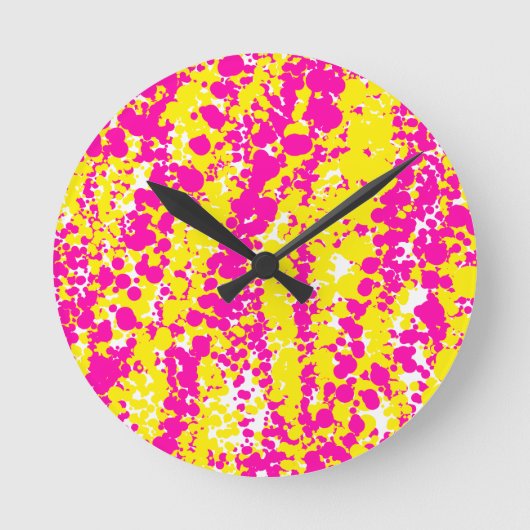 Roze en geel spatpatroon ronde klok (Voorkant)