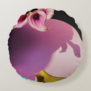 Roze en gele bloem op roze papier rond kussen