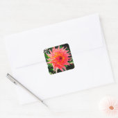 Roze en gele bloem vierkante sticker (Envelop)
