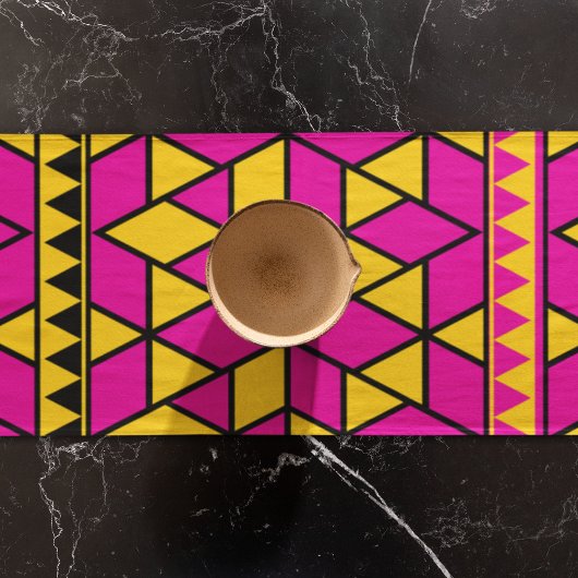 Roze en Gele Driehoeken Patroon Korte Tafelloper