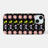 Roze en gele lente bloempatroon op zwart - i iPhone 15 case (Achterkant horizontaal)