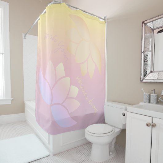 Roze en gele Lotus Fade Douchegordijn (In situ)