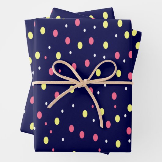 Roze en Gele Polka Dots op Navy Blue Inpakpapier Vel (In situ)