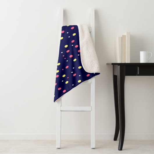 Roze en Gele Polka Dots op Navy Blue Sherpa Deken (In situ)
