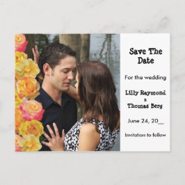 Roze en gele rozen slaan de datum op aankondigingskaart