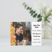 Roze en gele rozen slaan de datum op aankondigingskaart (Staand voorkant)