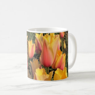 Roze en gele tulpen koffiemok