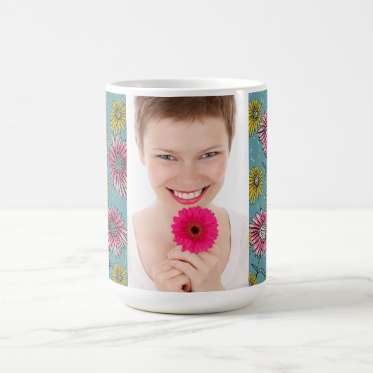 Roze en gele Whimsical Daisy Custom Photo Koffiemok (Center)