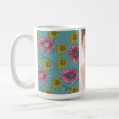 Roze en gele Whimsical Daisy Custom Photo Koffiemok (Links)