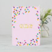 Roze en Gold Girl's First Birthday Confetti Folie Uitnodiging (Staand Voorkant)