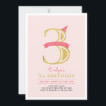 Roze en goud | Derde verjaardag van Girl Kaart<br><div class="desc">Viel je speciale dag om met deze moderne uitnodiging van een derde verjaardagsfeestje. Dit ontwerp is voorzien van gouden glittertypografie "3" met een roze banner van het roos en een schattig pet van het feest. Deze eenvoudige,  moderne uitnodiging zal perfect zijn voor een roze en goudteme meisjesfeest.</div>
