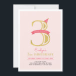 Roze en goud | Derde verjaardag van Girl Kaart<br><div class="desc">Viel je speciale dag om met deze moderne uitnodiging van een derde verjaardagsfeestje. Dit ontwerp is voorzien van gouden glittertypografie "3" met een roze banner van het roos en een schattig pet van het feest. Deze eenvoudige,  moderne uitnodiging zal perfect zijn voor een roze en goudteme meisjesfeest.</div>