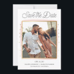Roze en Gouden Confetti Foto Save the Date Kaart<br><div class="desc">Kondig uw trouwdag aan familie en vrienden met deze klantgerichte foto aan bewaar de datumaankondigingen. Deze moderne save the date aankondiging beschikt over roze waterverf penseelstreken en faux gouden confetti met een retro script.</div>