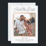 Roze en Gouden Confetti Foto Save the Date Kaart<br><div class="desc">Kondig uw trouwdag aan familie en vrienden met deze klantgerichte foto aan bewaar de datumaankondigingen. Deze moderne save the date aankondiging beschikt over roze waterverf penseelstreken en faux gouden confetti met een retro script.</div>
