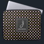 Roze en Gouden Folie Polka Dot Patroon Monogram Laptop Sleeve<br><div class="desc">Roze,  zwart en faux goudfolie Polka Dot Pattern Elegant Monogram Hoesje. Dit hoesje kan worden aangepast om uw initiaal en volledige naam op te nemen.</div>
