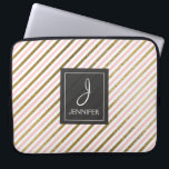 Roze en gouden folie streep Elegant Monogram Laptop Sleeve<br><div class="desc">Roze en Faux Gold Folie Gestreept Elegant Monogram Hoesje. Dit hoesje kan worden aangepast om uw initiaal en volledige naam op te nemen.</div>
