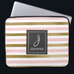 Roze en gouden folie streep Elegant Monogram Laptop Sleeve<br><div class="desc">Roze en Faux Gold Folie Gestreept Elegant Monogram Hoesje. Dit hoesje kan worden aangepast om uw initiaal en volledige naam op te nemen.</div>